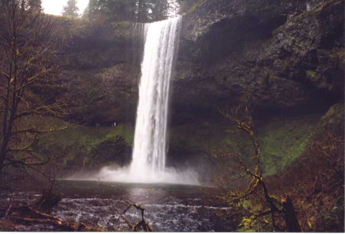Der Wasserfall heisst Wasserfall, weil das Wasser faellt